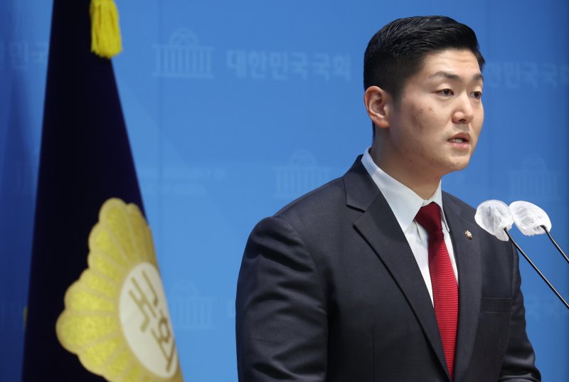 [서울=뉴시스] 조성봉 기자 = 김재섭 국민의힘 의원이 11일 오후 서울 여의도 국회 소통관에서 '윤석열 대통령 탄핵 찬성' 기자회견을 하고 있다. 2024. 12.11. suncho21@newsis.com /사진=뉴시스