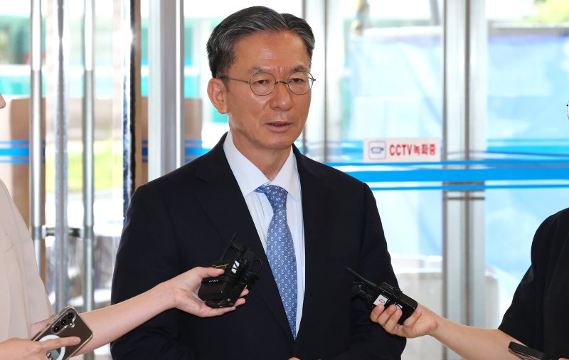 정성호 법무부 장관 토토 사이트 바카라가 1일 오전 서울 종로구 적선현대빌딩에 마련된 인사청문회 준비 사무실로 출근하며 취재진의 질문에 답하고 있다. /사진=뉴스1