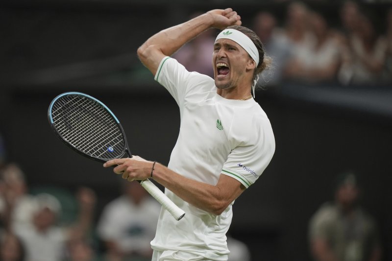 [런던=AP/뉴시스] 알렉산더 츠베레프(3위·독일)가 지난달 30일(현지 시간) 영국 런던 올잉글랜드 클럽에서 열린 2025 윔블던 테니스 대회 남자 단식 1회전에서 아르튀르 랭데르크네슈(72위·프랑스)를 상대로 2세트를 따낸 후 환호하고 있다. 2025.07.01.