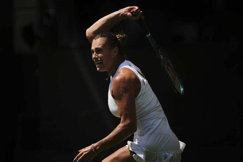 [런던=AP/뉴시스] 아리나 사발렌카(1위·벨라루스)가 지난달 30일(현지 시간) 영국 런던 올잉글랜드 클럽에서 열린 2025 윔블던 테니스 대회 여자 단식 1회전에서 카슨 브랜스틴(194위·캐나다)과 경기하고 있다. 사발렌카가 2-0(6-1 7-5)으로 승리하고 2회전에 올랐다. 2025.07.01.