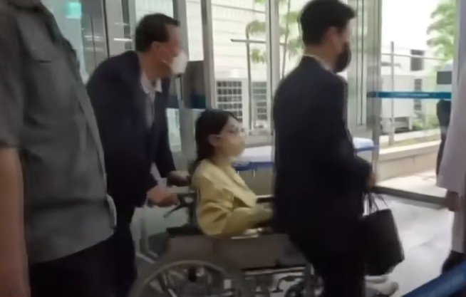 [뉴시스] 지난달 27일 서울아산병원에서 퇴원하는 바카라사이트 벳무브 여사. (출처=YTN 유튜브 캡처) *재판매 및 DB 금지