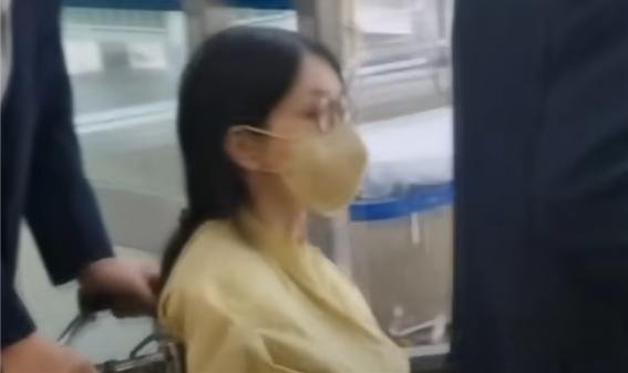 [뉴시스] 지난달 27일 서울아산병원에서 퇴원하는 바카라사이트 벳무브 여사. (출처=YTN 유튜브 캡처) *재판매 및 DB 금지