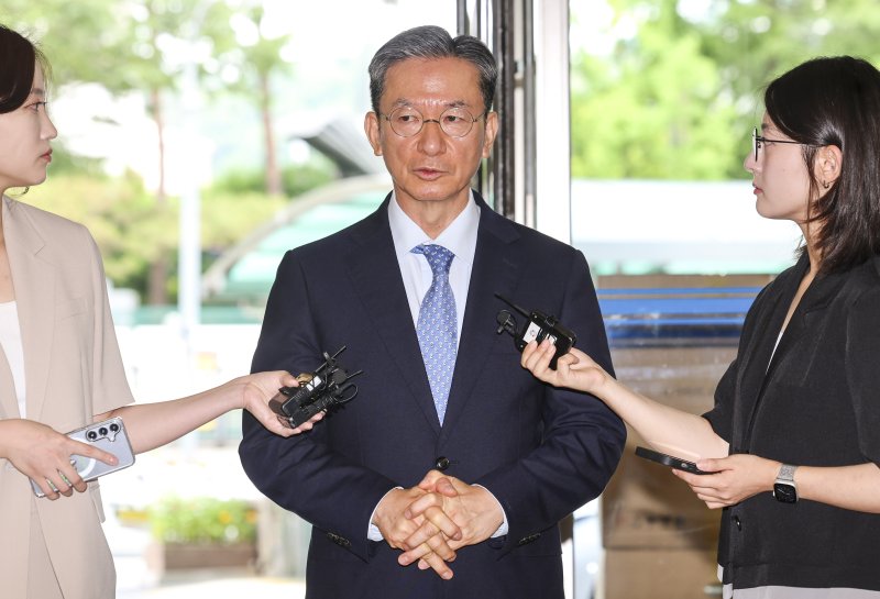 [서울=뉴시스] 권창회 기자 = 정성호 법무부장관 후보자가 1일 오전 서울 종로구 적선현대빌딩에 마련된 인사청문회 준비 집무실로 출근하며 취재진 질의에 답하고 있다. 2025.07.01. kch0523@newsis.com