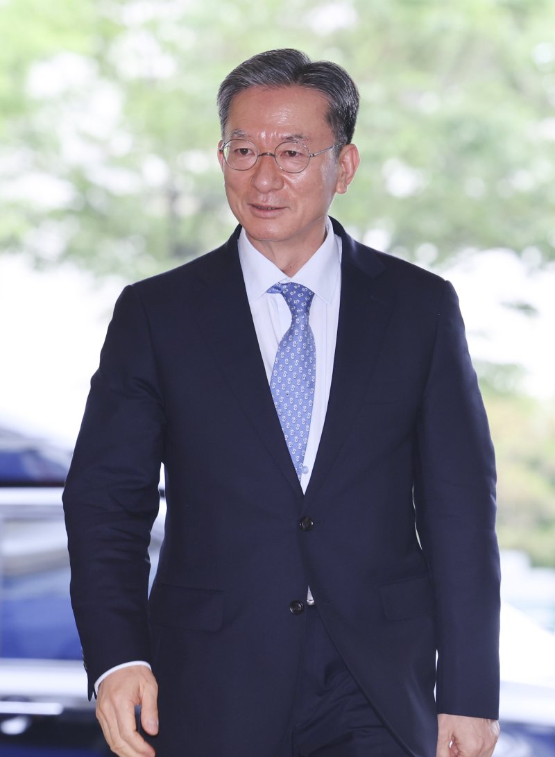 [서울=뉴시스] 권창회 기자 = 정성호 법무부장관 후보자가 1일 오전 서울 종로구 적선현대빌딩에 마련된 인사청문회 준비 집무실로 출근하고 있다. 2025.07.01. kch0523@newsis.com