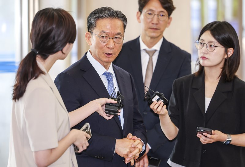 [서울=뉴시스] 권창회 기자 = 정성호 법무부장관 후보자가 1일 오전 서울 종로구 적선현대빌딩에 마련된 인사청문회 준비 집무실로 출근하며 취재진 질의에 답하고 있다. 2025.07.01. kch0523@newsis.com