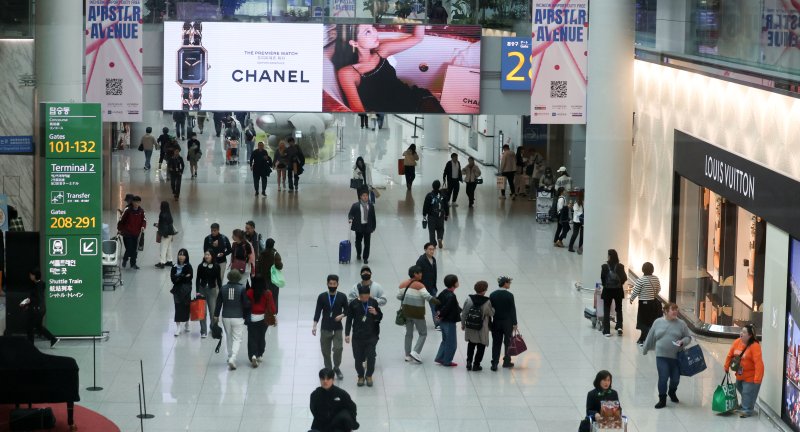 [인천공항=뉴시스] 김선웅 기자 = 인천국제공항 면세구역에서 여행객들이 오가고 있다. 2025.03.12. mangusta@newsis.com