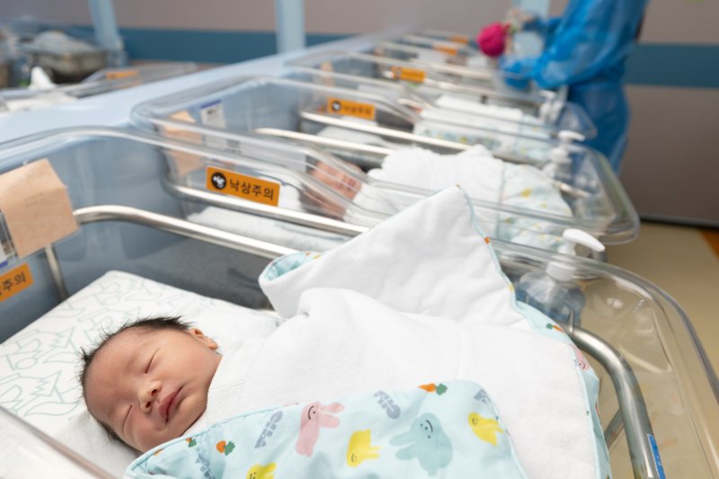 25일 경기 고양시 일산차병원 신생아실에서 간호사가 아기를 돌보고 있다. 2025.6.25/뉴스1 ⓒ News1 이승배 기자