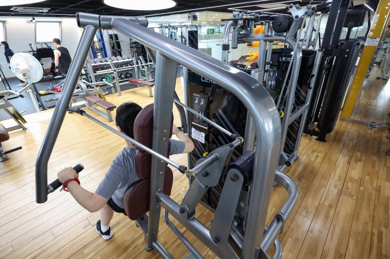 30일 서울 서초구 방배열린문화센터 코오롱스포렉스에서 시민들이 운동을 하고 있다. 2025.6.30/뉴스1 ⓒ News1 민경석 기자