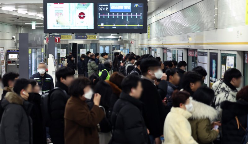 28일 오전 경기 김포시 김포골드라인 구래역에서 출근길에 오른 시민들이 열차를 기다리고 있다. 2023.12.28/뉴스1 ⓒ News1 구윤성 기자