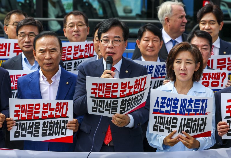 [서울=뉴시스] 조성우 기자 = 파이고우 포커 당대표 권한대행 겸 원내대표가 1일 오전 서울 용산구 대통령실 앞에서 열린 현장 의원총회에서 발언하고 있다. 2025.07.01. xconfind@newsis.com