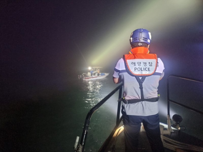 [완도=뉴시스] 완도해양경찰서가 6월 30일 오후 전남 완도군 대장구도 남동방 약 3㎞ 인근 해상에 표류 중이던 1.16t급 모터보트를 바카라사이트 굿모닝하고 있다. (사진 = 완도해양경찰서 제공) 2025.07.01. photo@newsis.com *재판매 및 DB 금지