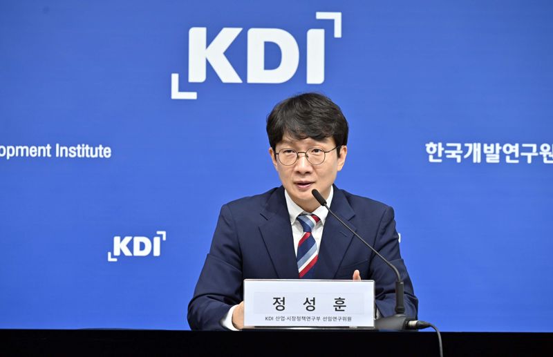 KDI 정성훈 선임연구위원이 1일 정부세종청사 기획재정부에서 '2010년대 이후 무역구조 변화와 경제안보에 대한 함의' 보고서 브리핑을 하고 있다. KDI 제공