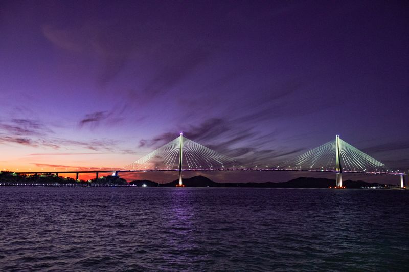 전남 목포시는 관광거점도시 육성 사업의 일환으로 목포대교<사진>의 노후된 경관조명 시설물을 리모델링하는 경관조명 특화사업을 본격 추진한다고 1일 밝혔다. 목포시 제공