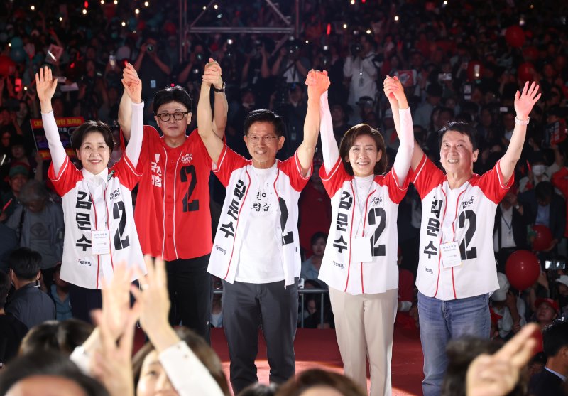 [서울=뉴시스] 고승민 기자 = 김문수 국민의힘 대선 후보가 2일 서울광장에서 나경원·안철수·양향자 공동선대위원장과 한동훈 전 대표와 함께 원팀 퍼포먼스를 하고 있다. 2025.06.02. kkssmm99@newsis.com