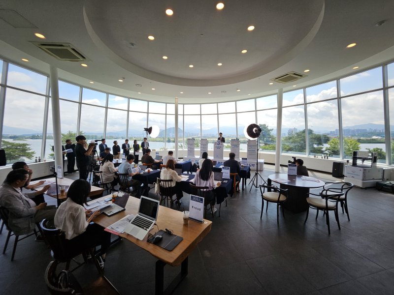 육동한 춘천시장이 1일 서면 토이로봇관 갤러리툰에서 기자회견을 열고 민선8기 출범 3주년 기념 소감을 밝히고 있다.2025.7.1 한귀섭 기자