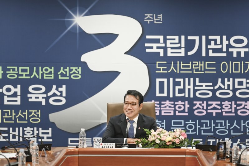1일 전북 남원시청에서 민선8기 출범 3주년 간담회가 진행된 가운데 최경식 시장이 환한 얼굴로 기자들의 질문에 답하고 있다.(남원시 제공. 재판매 및 DB금지)/뉴스1