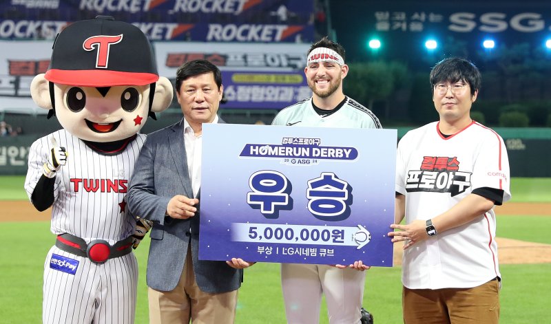 5일 오후 인천시 SSG랜더스필드에서 열린 ‘KBO 올스타 프라이데이’ 컴투스프로야구 바카라사이트 소울카지노더비에서 우승한 LG 오스틴이 기념촬영하고 있다. 2024.7.5/뉴스1 ⓒ News1 이승배 기자