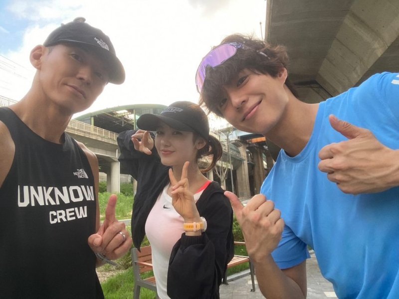 뉴진스 다니엘, 미소로 전한 근황…션·박보검과 새벽 러닝