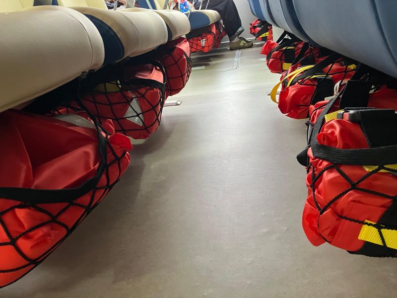 1일 첫 시범운항에 돌입한 한강버스 좌석 밑에 구명조끼가 구비돼 있다. 이창훈 기자