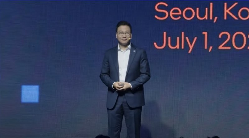 [서울=뉴시스]배태원 인텔코리아 대표이사가 1일 서울 삼성동 그랜드 인터컨티넨탈 서울 파르나스 그랜드볼룸에서 열린 '인텔 AI 서밋' 행사에서 환영사를 하고 있다. (사진=유튜브 캡쳐) photo@newsis.com *재판매 및 DB 금지