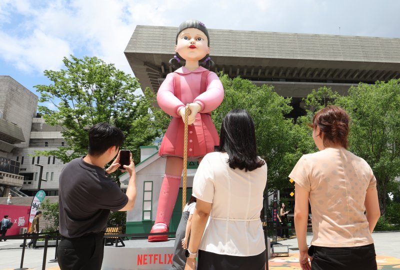 1일 오후 서울 종로구 광화문광장에 마련된 넷플릭스 시리즈 바카라사이트 총판 시즌3 팝업을 찾은 시민들이 드라마 조형물을 관람하고 있다. 2025.7.1/뉴스1 ⓒ News1 장수영 기자