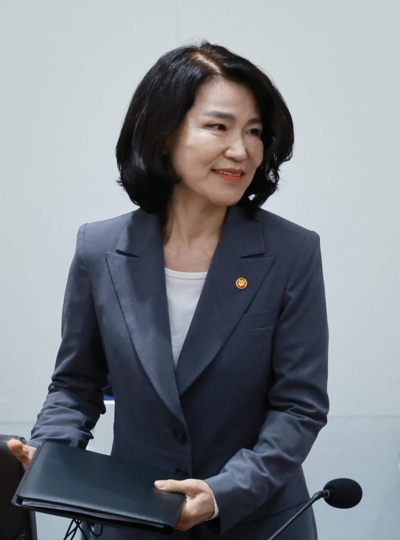 [서울=뉴시스] 고범준 기자 = 이진숙 방송통신바카라사이트 소울카지노이 1일 서울 용산 바카라사이트 소울카지노실 청사에서 열린 국무회의에 입장하고 있다. (바카라사이트 소울카지노실통신사진기자단) 2025.07.01. bjko@newsis.com