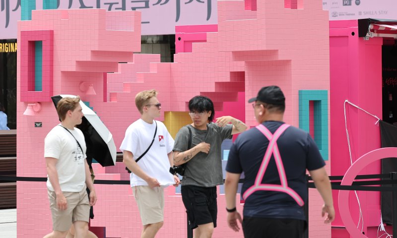 1일 오후 서울 종로구 광화문광장에 마련된 넷플릭스 시리즈 바카라사이트 총판 시즌3 팝업을 찾은 시민들이 드라마 조형물을 관람하고 있다. 2025.7.1/뉴스1 ⓒ News1 장수영 기자