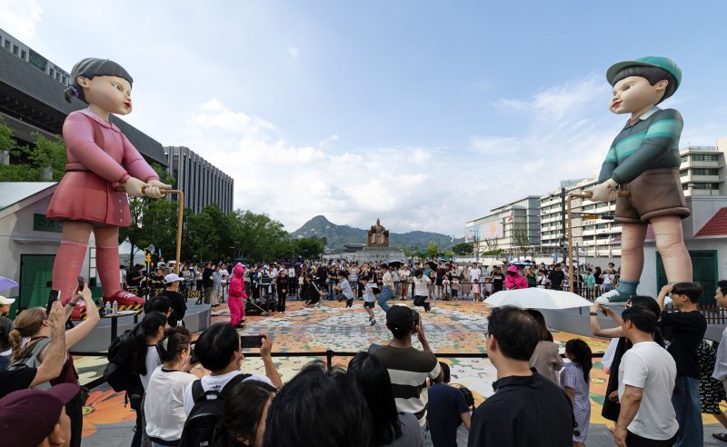 29일 오후 서울 세종대로 광화문광장에서 '2025 K콘텐츠 서울여행주간: 소울스팟을 찾아라' 행사의 일환으로 마련된 넷플릭스 오징어 게임 체험존에서 시민들이 단체 줄넘기를 하고 있다. 2025.6.29/뉴스1 ⓒ News1 이승배 기자