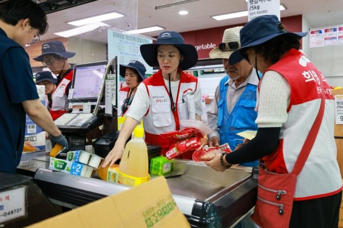 경기도 광주시 마트에서 바카라 꽁 머니 자원봉사자들이 바카라 꽁 머니과 함께 생필품을 계산하고 있다. 바카라 꽁 머니 제공