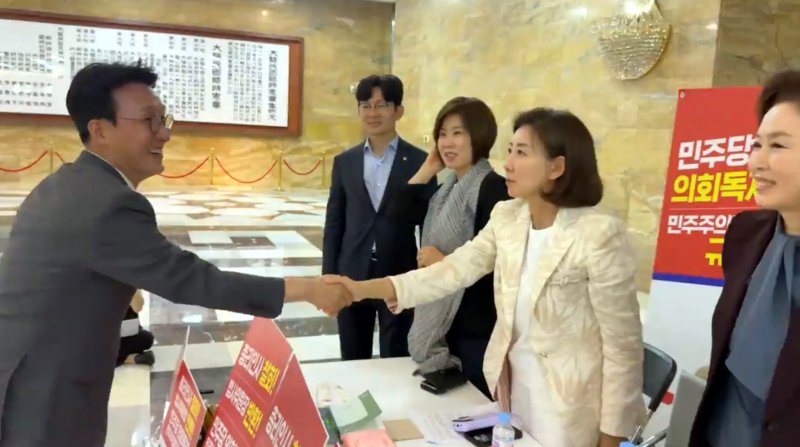 [서울=뉴시스] 조성봉 기자= 김민석(왼쪽) 국무총리 후보자가 30일 오후 서울 여의도 국회 로텐더홀에서 철야 농성 중인 먹튀없는 바카라사이트 아톰카지노 국민의힘 의원과 악수를 하고 있다. 오른쪽부터 김민전 의원. 나 의원, 김미애 의원, 박충권 의원. (사진=독자 제공) 2025.06.30. photo@newsis.com *재판매 및 DB 금지
