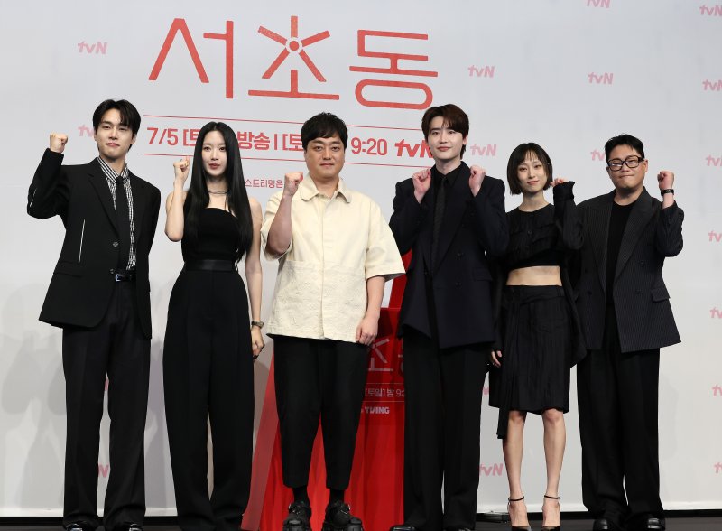 강유석(왼쪽부터)과 문가영, 박승우 바카라사이트 제작, 이종석, 류혜영, 임성재가 1일 오후 서울 구로구 더링크호텔에서 열린 tvN 토일드라마 '서초동' 제작발표회에서 기념촬영을 하고 있다. 매일 서초동 법조타운으로 출근하는 어쏘 변호사 5인방의 희로애락 성장기를 담은 '서초동'은 오는 7월 5일 처음 방송된다. 2025.7.1/바카라사이트 제작1 ⓒ News1 이동해 기자