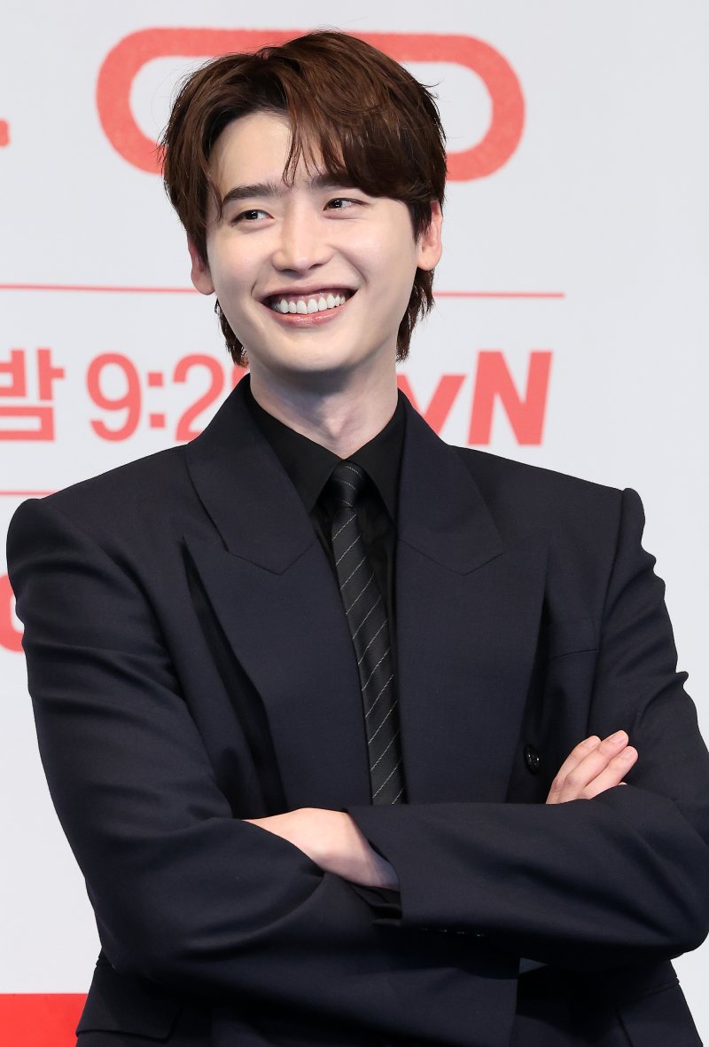 배우 바카라 용어이 1일 오후 서울 구로구 더링크호텔에서 열린 tvN 토일드라마 '서초동' 제작발표회에서 기념촬영을 하고 있다. 매일 서초동 법조타운으로 출근하는 어쏘 변호사 5인방의 희로애락 성장기를 담은 '서초동'은 오는 7월 5일 처음 방송된다. 2025.7.1/바카라 용어1 ⓒ News1 이동해 기자