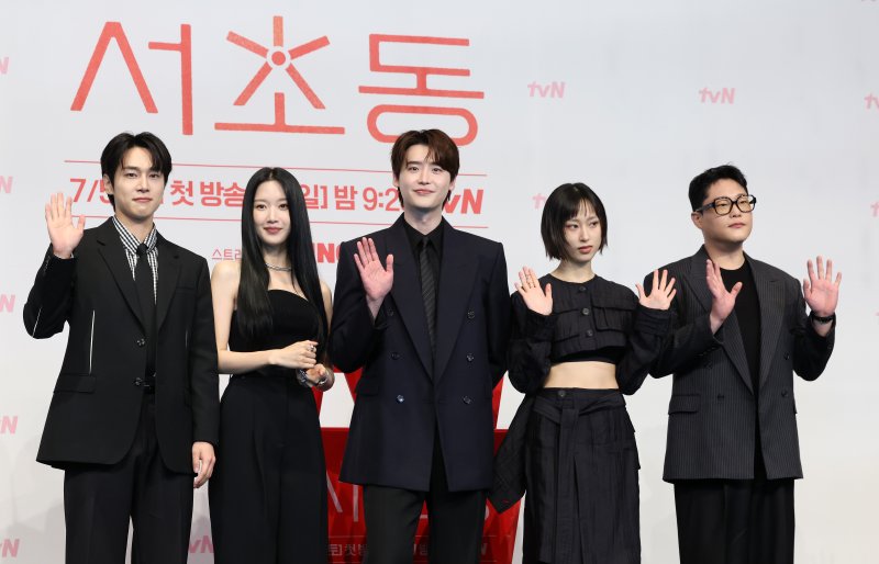 강유석(왼쪽부터)과 바카라사이트 유니벳, 이종석, 류혜영, 임성재가 1일 오후 서울 구로구 더링크호텔에서 열린 tvN 토일드라마 '서초동' 제작발표회에서 기념촬영을 하고 있다. 매일 서초동 법조타운으로 출근하는 어쏘 변호사 5인방의 희로애락 성장기를 담은 '서초동'은 오는 7월 5일 처음 방송된다. 2025.7.1/뉴스1 ⓒ News1 이동해 기자