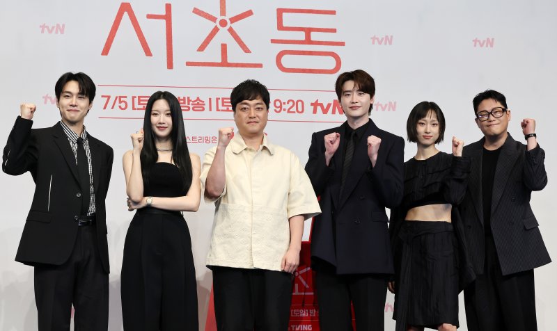 강유석(왼쪽부터)과 바카라사이트 유니벳, 박승우 감독, 이종석, 류혜영, 임성재가 1일 오후 서울 구로구 더링크호텔에서 열린 tvN 토일드라마 '서초동' 제작발표회에서 기념촬영을 하고 있다. 매일 서초동 법조타운으로 출근하는 어쏘 변호사 5인방의 희로애락 성장기를 담은 '서초동'은 오는 7월 5일 처음 방송된다. 2025.7.1/뉴스1 ⓒ News1 이동해 기자