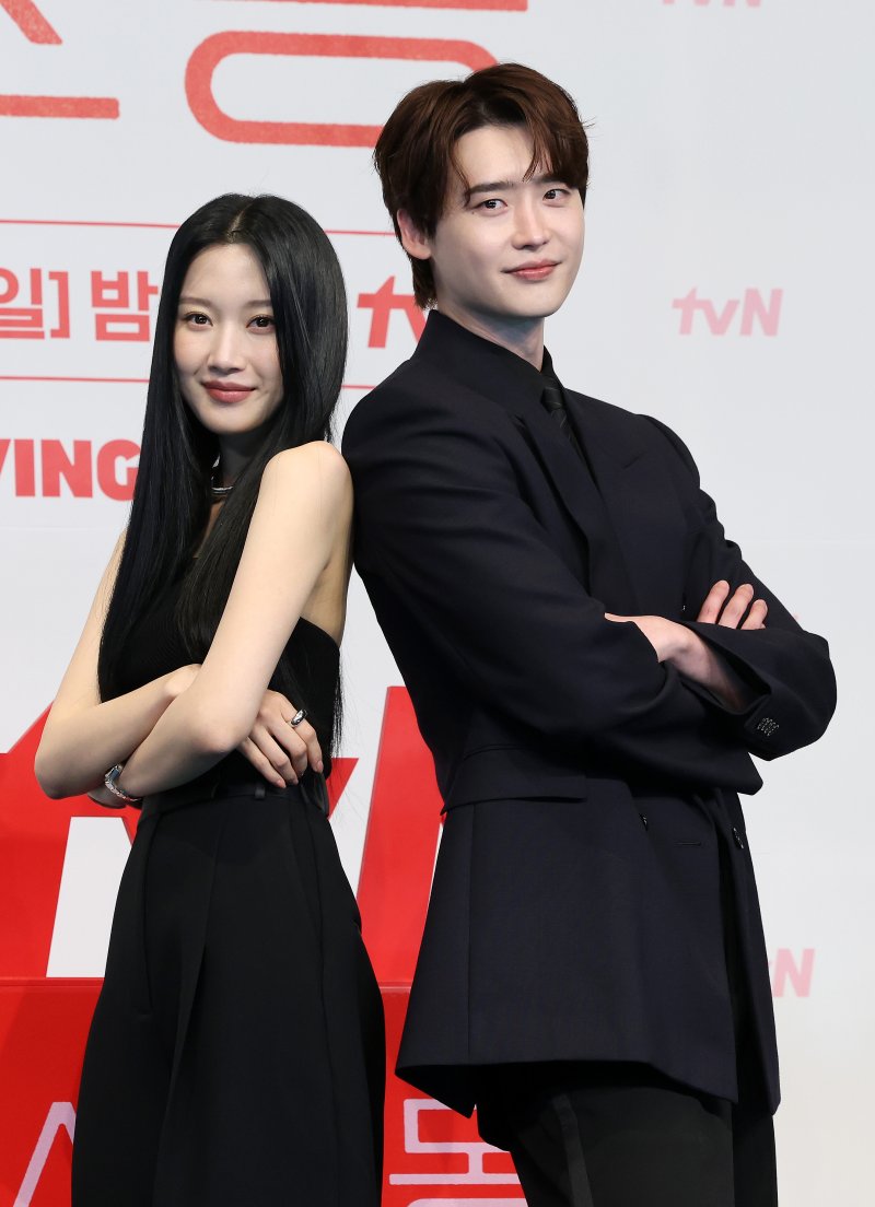 배우 이종석과 바카라사이트 유니벳이 1일 오후 서울 구로구 더링크호텔에서 열린 tvN 토일드라마 '서초동' 제작발표회에서 기념촬영을 하고 있다. 매일 서초동 법조타운으로 출근하는 어쏘 변호사 5인방의 희로애락 성장기를 담은 '서초동'은 오는 7월 5일 처음 방송된다. 2025.7.1/뉴스1 ⓒ News1 이동해 기자