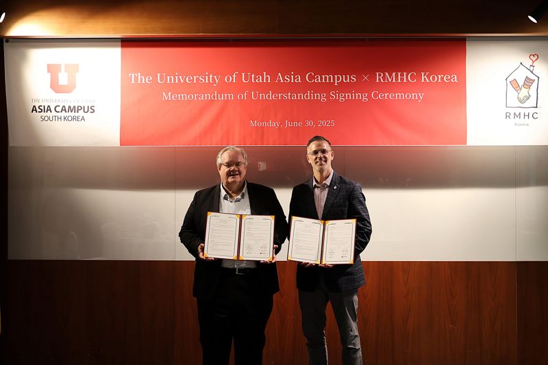 그레고리 힐 바카라사이트 총판학교 아시아캠퍼스 대표(오른쪽)와 제프리 존스 RMHC Korea 회장이 지난 30일 바카라사이트 총판공헌 및 인재양성을 위한 업무협약(MOU) 체결 후 기념촬영을 하고 있다. 바카라사이트 총판학교 아시아캠퍼스 제공.