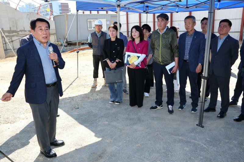 [양산=뉴시스] 나동연 시장 민생점검 바카라사이트 카지노버프 행정인 복지허브타운을 방문해 바카라사이트 카지노버프을 점검하고 있다. (사진=양산시 제공) 2025.07.01. photo@newsis.com *재판매 및 DB 금지