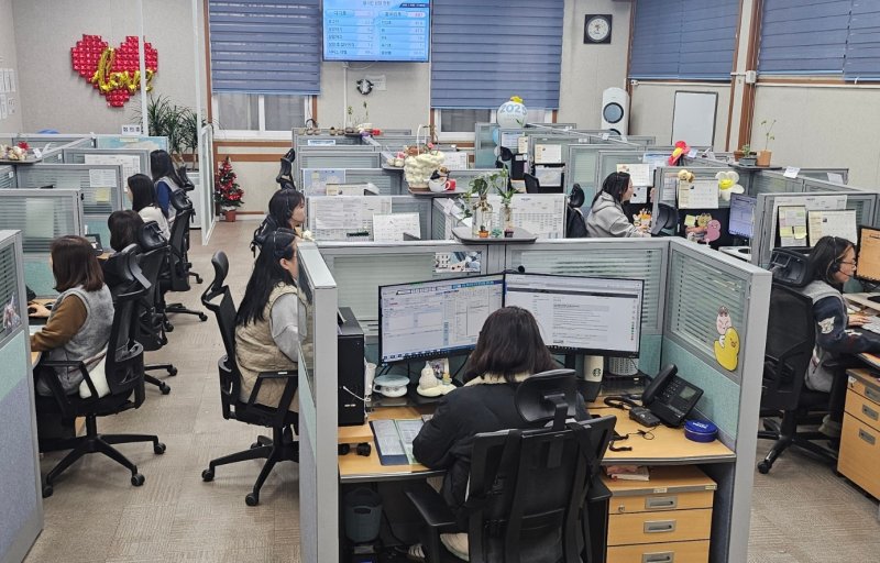 [안전한 바카라 사이트=뉴시스] 안전한 바카라 사이트시 연동에 위치한 120만덕콜센터 직원들이 9일 전화연결과 민원절차 안내 등의 상담을 진행하고 있다. (사진=뉴시스 DB). photo@newsis.com *재판매 및 DB 금지