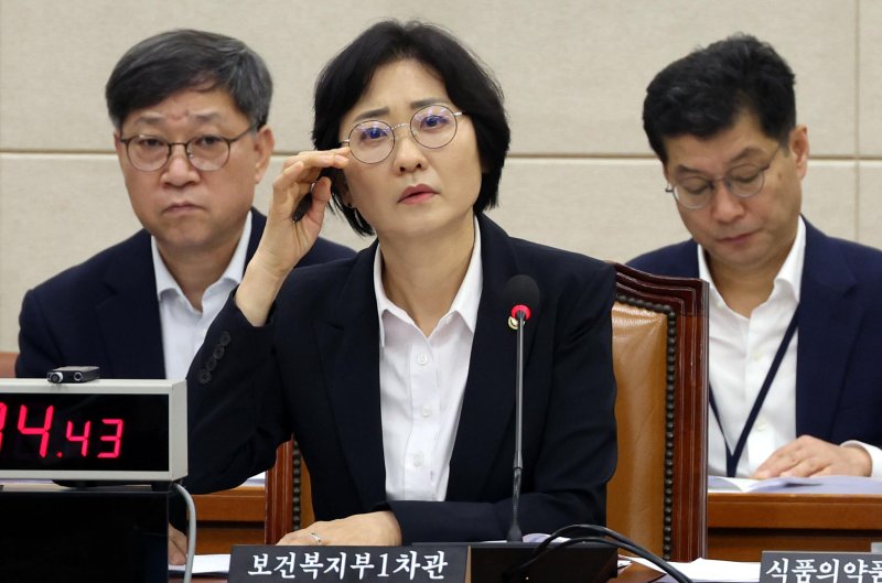 [서울=뉴시스] 조성봉 기자= 이스란 보건복지부 제1차관이 1일 서울 여의도 바카라사이트 통장 보건복지위원회 전체회의에서 안경을 고쳐쓰고 있다 . 2025.07.01. suncho21@newsis.com