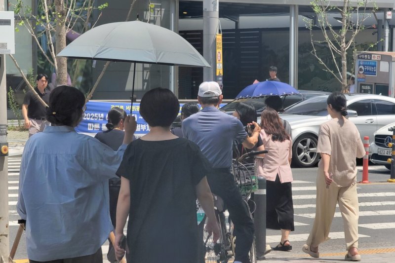 [바카라사이트 굿모닝=뉴시스] 이상제 기자 = 사흘째 폭염경보가 발효 중인 1일 바카라사이트 굿모닝 중구의 한 도로에서 시민들이 우산을 쓰고 걷고 있다. 2025.07.01. king@newsis.com *재판매 및 DB 금지