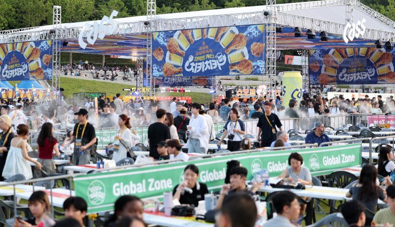 [대구=뉴시스] 대구 달서구 두류공원 2.28 자유광장에서 열린 ‘2024 대구 바카라사이트 총판 페스티벌’을 찾은 시민들이 시원한 맥주와 치킨을 먹으며 축제를 즐기고 있다. 뉴시스DB. 2025.07.01. photo@newsis.com
