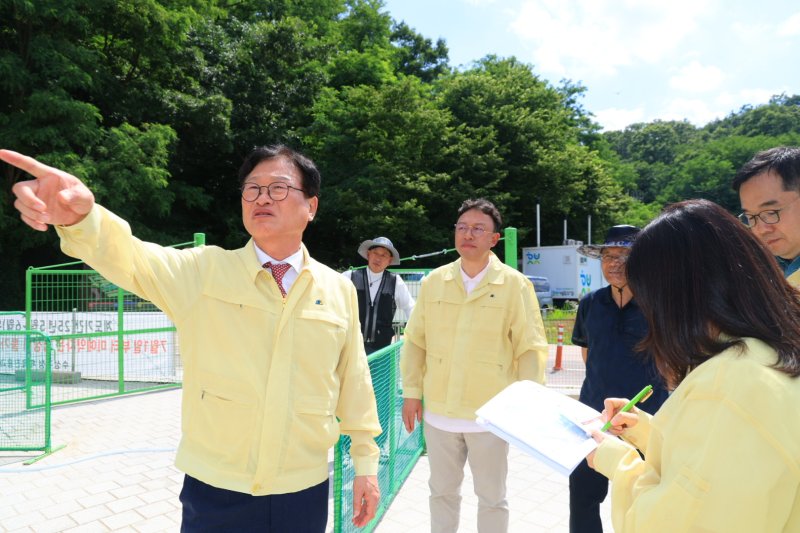 [대구=뉴시스] 김대권 대구 바카라사이트 소울카지노은 민선8기 취임 3주년을 맞아 별도의 기념 행사 없이 정례 조회에 참석하고 여름철 집중호우에 대비해 수해 취약 지역에 대한 현장 점검에 나섰다. (사진 = 대구시 수성구 제공) 2025.07.01. photo@newsis.com *재판매 및 DB 금지
