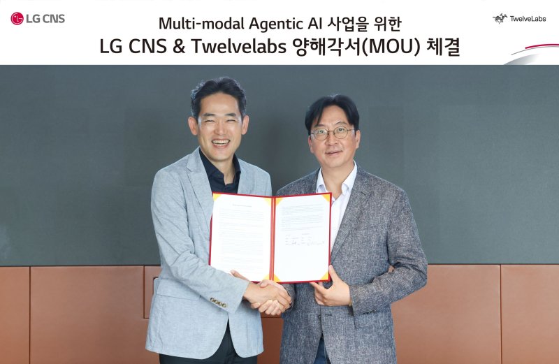 [서울=뉴시스] 바카라사이트 벳위즈는 LG CNS와 영상 이해 인공지능(AI) 기술 협력을 위한 업무협약(MOU)을 체결했다고 1일 밝혔다. (왼쪽부터) 진요한 LG CNS AI센터장, 김윤 바카라사이트 벳위즈 최고전략책임자(CSO) (사진=바카라사이트 벳위즈 제공) *재판매 및 DB 금지