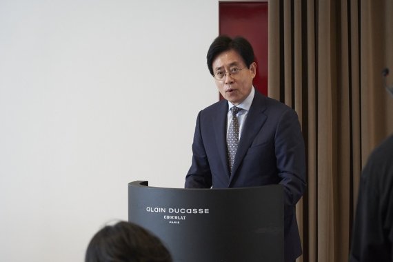테라로사 김의열 대표가 신규 바카라사이트 뒤카스 쇼콜라 파리 신규 바카라사이트 전개 방향에 대해 설명하고 있다.
