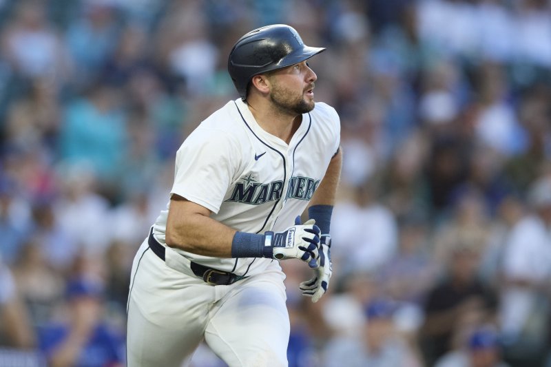 [시애틀=AP/뉴시스] 미국 메이저리그 시애틀 매리너스의 칼 롤리가 30일(현지 시간) 미국 워싱턴주 시애틀에서 열린 2025 MLB 캔자스시티 로열스와의 경기 7회말 선두타자로 나서 솔로 홈런을 날린 뒤 타구를 바라보고 있다. 2025.07.01.