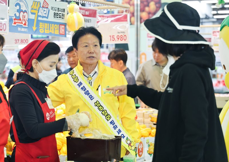[성주=뉴시스] 이병환 군수가 농협하나로마트 양재점에서 참외 판촉행사를 하고 있다. (사진=성주군 제공) 2025.05.04 photo@newsis.com *재판매 및 DB 금지