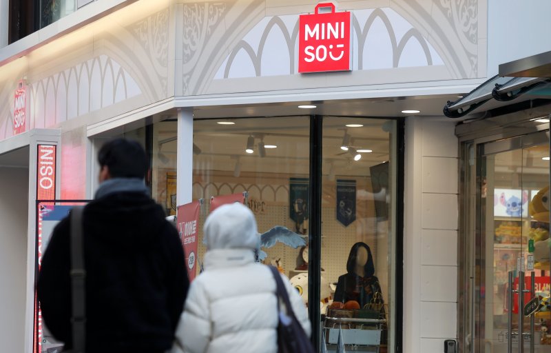 [서울=뉴시스] 홍효식 기자 = 알리익스프레스나 테무 같은 중국계 이커머스에 이어 오프라인 유통까지 'C-커머스(중국계 전자상거래 플랫폼)'가 한국 시장에서 확대하는 양상이다. '중국판 다이소'로 불리는 미니소가 지난 2021년 철수해 3년 만에 다시 한국 시장에 진출한 가운데 단순히 저렴한 가격을 앞세운 생필품 뿐 만 아니라 글로벌 IP와 협업한 제품들로 경쟁력을 키워가고 있다. 미니소는 대학로에 이어 홍대와 건대입구역에 신규 매장 개설을 준비 중인 것으로 알려졌다.사진은 24일 서울 종로구 미니소 대학로점 모습. 2025.01.