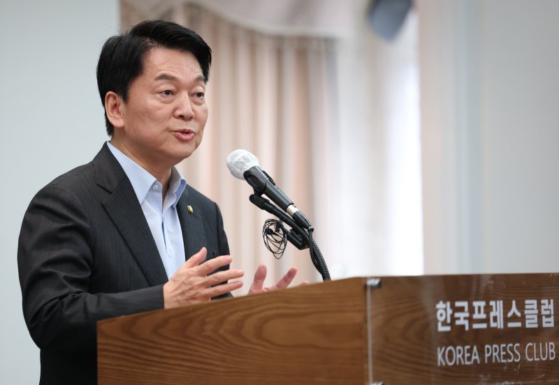 카지노 용어 국민의힘 의원이 30일 오후 서울 중구 프레스센터에서 열린 광복회장 주최 '나,조계진' 출판기념회에 참석해 축사를 하고 있다. 사진=뉴스1