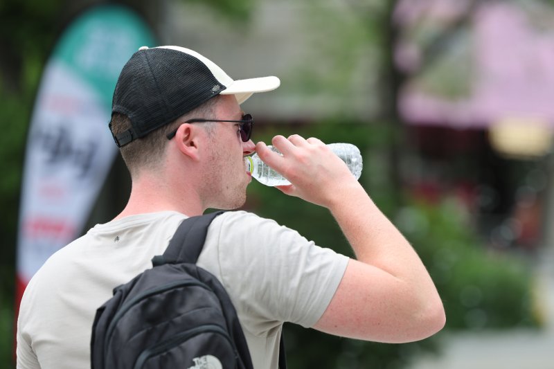 [서울=뉴시스] 권창회 기자 = 서울지역에 이틀째 폭염주의보가 지속중인 1일 서울 종로구 광화문광장 인근에서 외국인 관광객이 물을 마시고 있다. 2025.07.01. kch0523@newsis.com