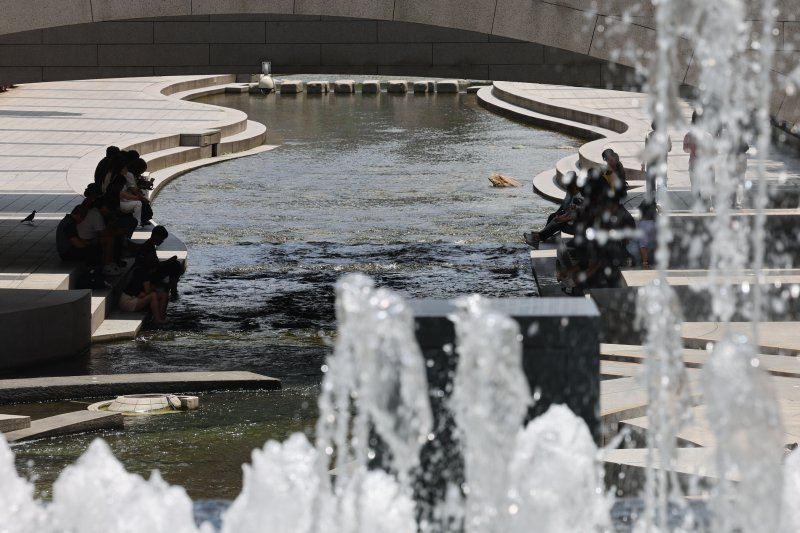 [서울=뉴시스] 권창회 기자 = 서울지역에 이틀째 폭염주의보가 지속중인 1일 서울 중구 청계천 인근에서 시민들이 더위를 피해 휴식을 취하고 있다. 2025.07.01. kch0523@newsis.com